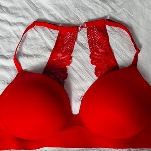 EUC padded bra, back closure, no underwire, very comfortable, lace detail.
